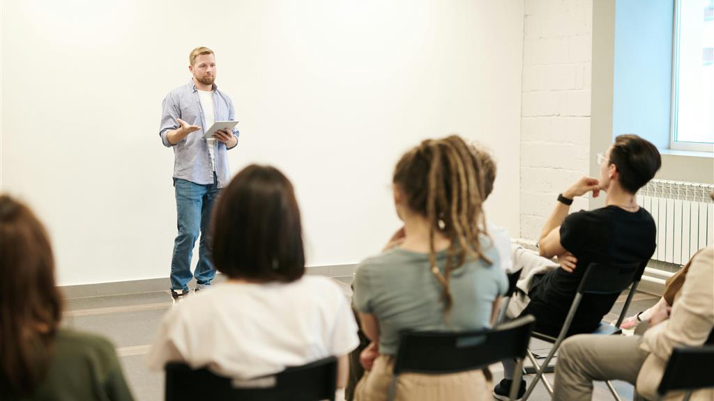 Man Wearing Gray Dress Shirt and Blue Jeans